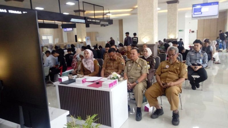 Sejumlah Pejabat Disnaker, DPMPTSP, Kadis PUPR Indramayu Nobar Peresmian MPP