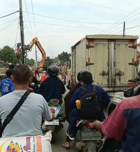 Beko Beroperasi di Pamayahan, Lalin Tersendat