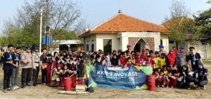 45 Siswa Kelas 6 SDN 2 Karangsong Diajari Menanam Cemara dan Bersih-bersih Sampah di Pantai Karangsong