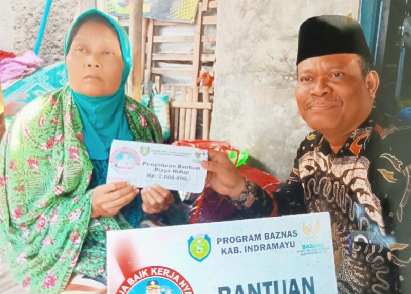 Bupati Indramayu Salurkan Zakat Profesi,  Bantu Bea Siswa, Biaya Hidup Warga Miskin dan GPM di Kecamatan Sukra