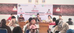Kades Bugis Johan Wahyudin dan BPN Indramayu Serahkan Sertifikat Program PTSL Tahun 2024 ke Warga 