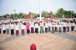 Promosikan Produk Lokal Majalaya, Ribuan ASN di Indramayu Kenakan Sarung Tenun 