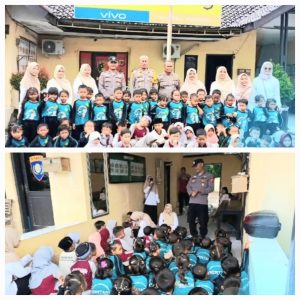 Sambangi Mapolsek Haurgeulis, Anak-anak TK Diajak Naik Mobil Patroli