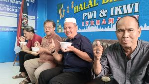 Selenggarakan Halal Bihalal,  PWI Indramayu Tampak Kompak Menikmati Menu Pedesan