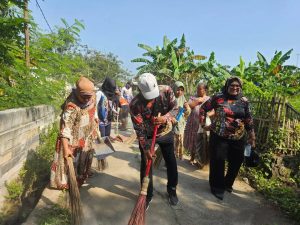 Pemdes  Karanglayung Gelar Aksi Jumsih Libatkan RT/RW dan Warga