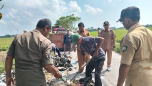 Pemdes Sukra Wetan Bersama Pemcam Sukra Bersihkan  Sampah Liar di Jalan Kedungdawa Cilodong