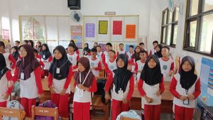 Peserta Didik UPTD SDN Sukahati Kecamatan Haurgeulis Bersama KUI Implementasikan Kegiatan Edukasi Air