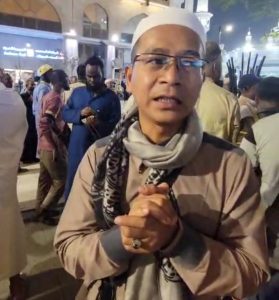 Haji Jay Khresana Salurkan Amanat Masyarakat Indonesia  Berbagi Roti di Tanah Suci