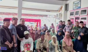 Wabup Syaefudin Bagikan Zakat kepada Ratusan Warga