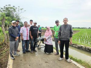 Kuwu H. Kasmana SH : Penyemprotan Menggunakan Drone Optimalisasi Sistem Pertanian Modern